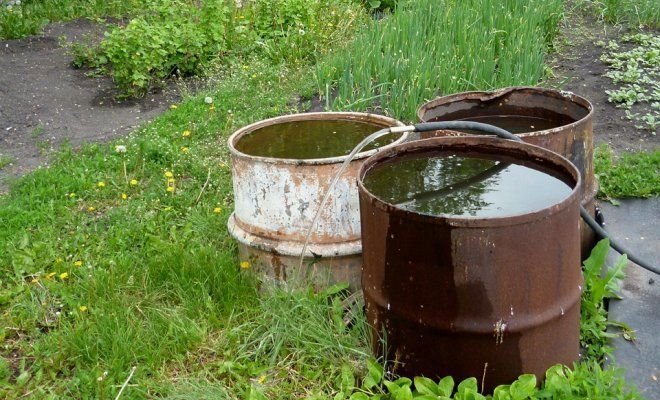 How to avoid damage to the barrels with water in the winter? 2 folk method