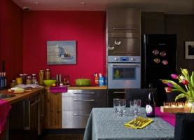 Brave colors and eye-catching items for your kitchen. 6 bright ideas