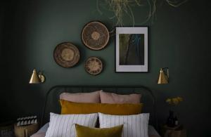 How to make your bedroom a unique and memorable, using walls. 6 Jolly ideas