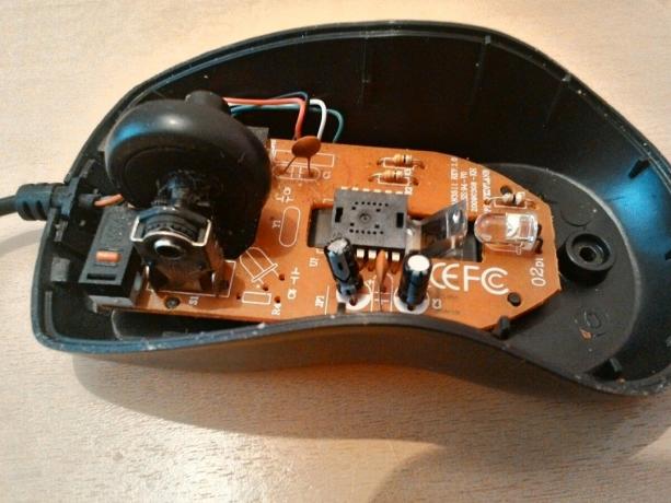 And look inwards, if you removed the top cover of the mouse body. So optics almost not visible. To reach it, you need to raise the fee, it is not screwed. 