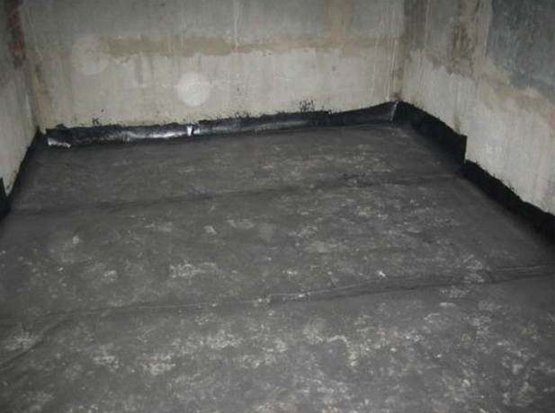 Horizontal roll insulation basement with overlaps on the wall. 10-12 cm.