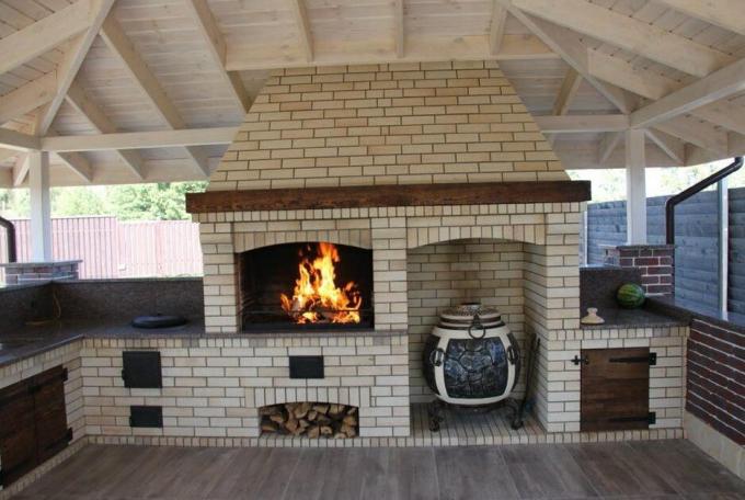 Gazebo with barbecues (Chargrill area of ​​brick). Photos from the service Yandex pictures.