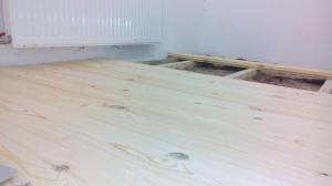Wooden floor in the apartment? Are you serious (budget solution that looks expensive)