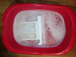 Clean the washing machine: remove the contamination from the drain filter, scale, rusty plaque