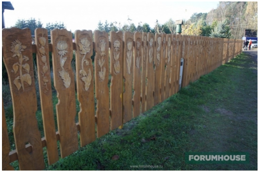 Figures on the wooden fence will not be repeated.