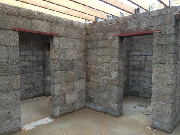 Internal partitions baths of wood-concrete blocks (200 mm).