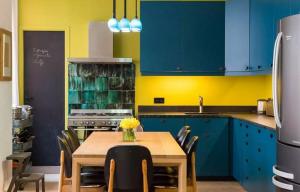 Impressive color tandem for your kitchen. 6 chic color combinations