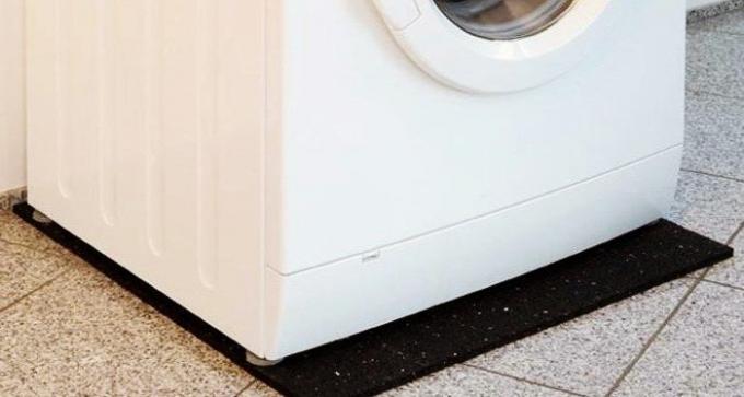 Washing machine on vibration mat