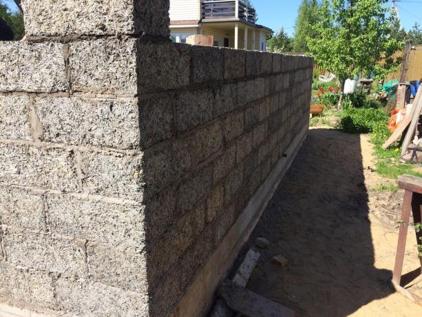 Masonry walls of wood-concrete blocks has its own feature.