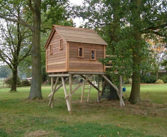 Option of a detached house on the piers of the logs.