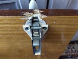 Wife forced to repair dertsu cupboard: hinges broke "with meat"