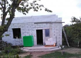 As the two heroic "novokubantsa" build his "dream house" (fronton and boiler)