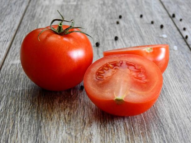 Who should not eat tomatoes?