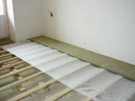 Floor finish quickly and economically. Installation of the floor from water-resistant grooved plates