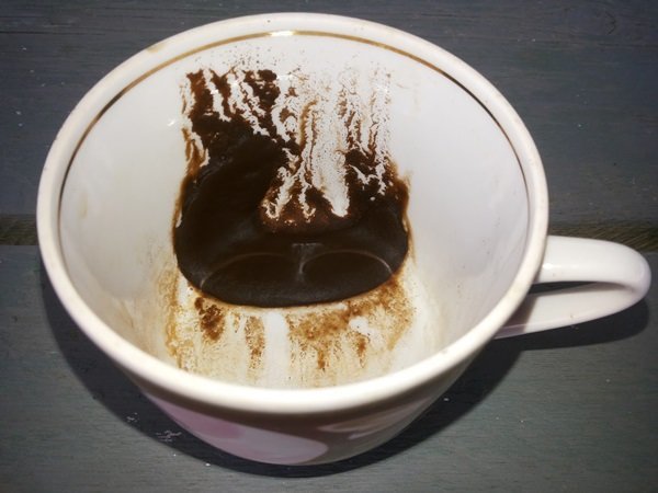 Coffee grounds as a way to attract worms