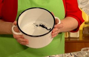 Purified enamel pot of sludge for 1 minute without any effort to shine