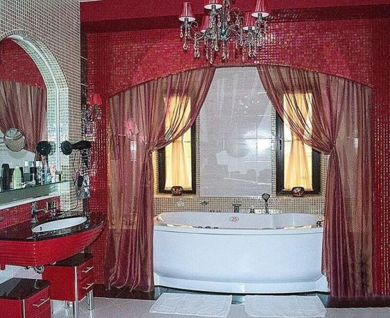 Decorative curtains in the bathroom