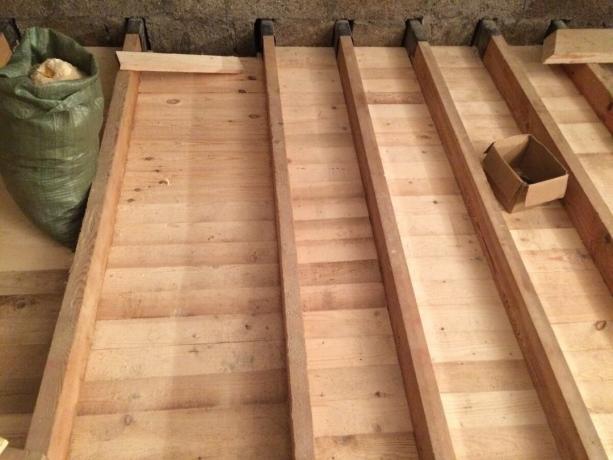 Installation of the subfloor. We used the bar rail section 25x25 mm and a board section 25h100 mm (dyuymovka).