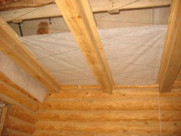 Thermal insulation of floors in the wooden house
