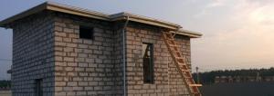 House of aerated concrete with a pent roof on his own project