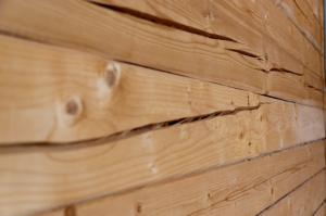 How do to a new house from log cabins cracked as little as possible