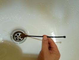 A simple but very effective way to clean the drain in the bathroom of the hair without stripping the siphon.