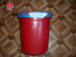 What to do to not jump off a garbage bag with the edges of the bucket. method 2