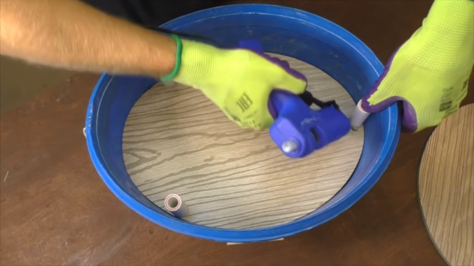 Install blanks in an old bucket of their own hands to create tools