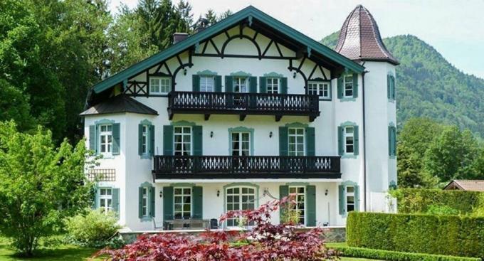 Mansion Gorbachev in the Bavarian Alps. According to some sources - for sale.