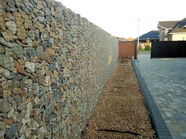 For the manufacture of the fence used obkatat sea pebbles medium and coarse fractions (5-6 cm). The main condition - to not pebbles crawled through the cells of the lattice and at the same time freely sinking down.