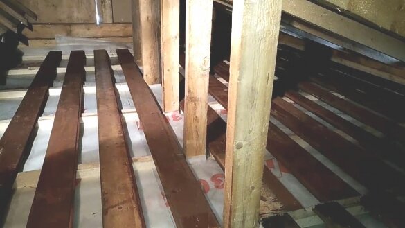 In the attic, on the insulation, it is not recommended to lay a solid floor.