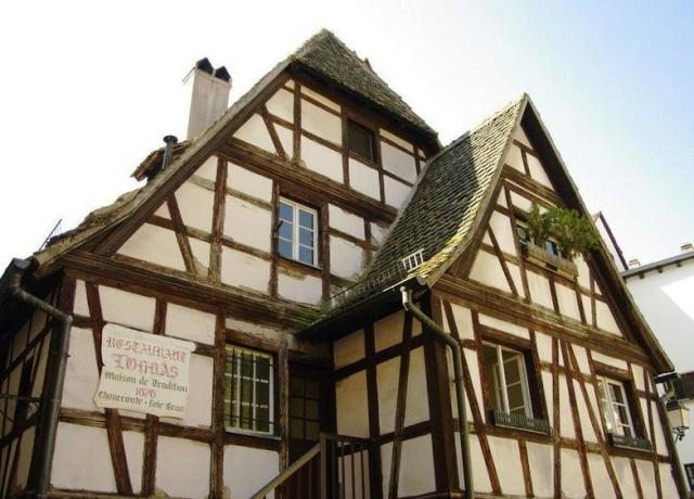 Half-timbered houses, in addition to a memorable appearance, characterized by a very complex constructive. So often make imitation fachwerk.