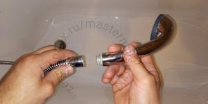 How to easily remove limescale from the shower head and hose.