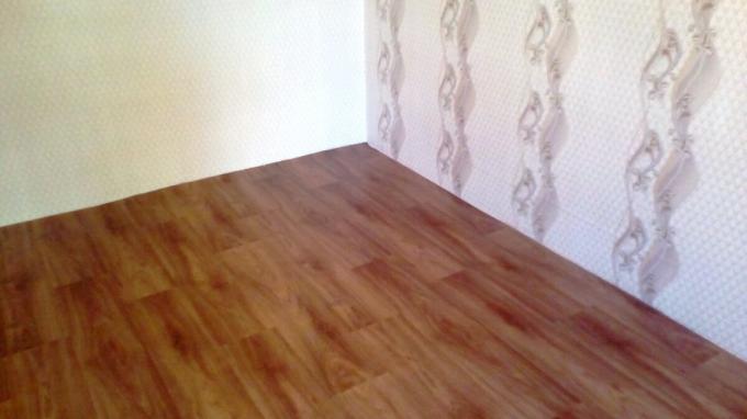 Picture 4. Today, I bought and then the laid linoleum. Trimmed with a gap of 1 cm.