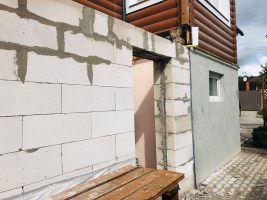 The crack between the house and the annexe. How to avoid problems