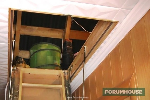 When designing a makeshift shed, do not forget the attic, where you can store things.