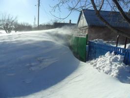 Simple ways to clear snow in the yard so as not to overstrain