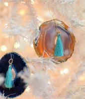 Designer jewelery made from agate for your New Year's Christmas trees. Easy, simple and inexpensive