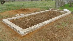 Instructions: how to build a greenhouse on the cheap brick foundation?
