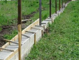 One hundred percent reliability: arrangement of strip foundation under the fence