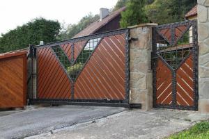How to make a sliding gate. A selection of proven solutions