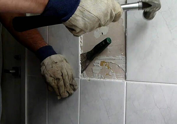 Removing the tiles without damaging. Photo: o-vannoy.ru