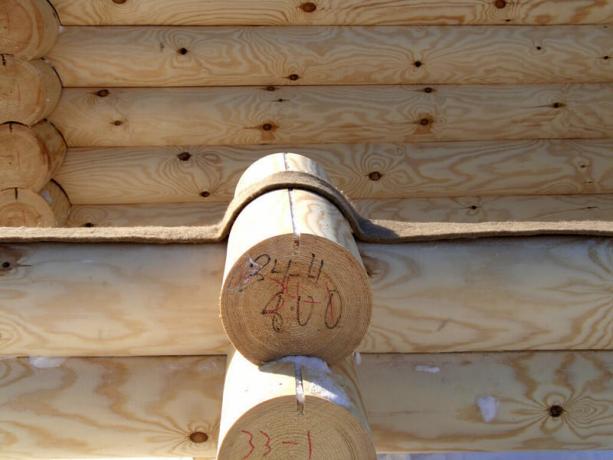 Jute mezhventsovogo insulation when building a log house.