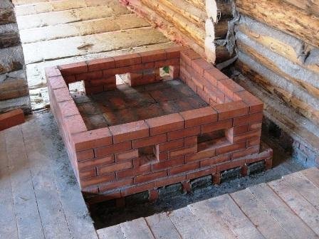 For buildings that are prone to shrinkage and displacement, it is necessary to arrange a separate foundation under the stove, neperevyazanny with the foundation of the house.