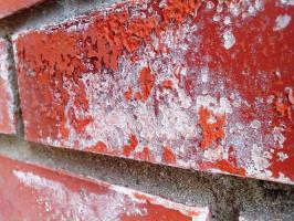 White coating on the masonry: how to remove efflorescence