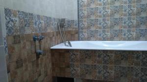 About laying tiles on the wall in the bathroom, we divide the process at the stage of execution of works and describe each