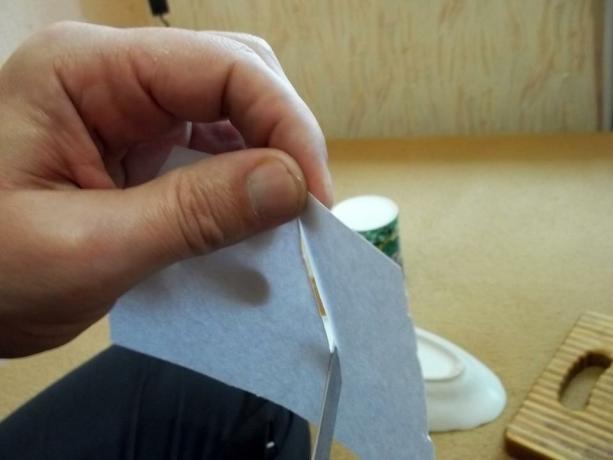 Dorezaem paper sheet while holding the upper edges.
