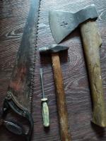 Hammer, saw, ax, shovel, steel: all together in a single tool