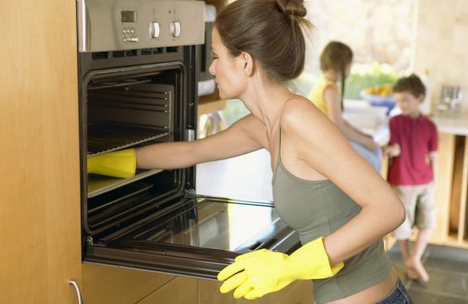 How to wash the oven as economically?