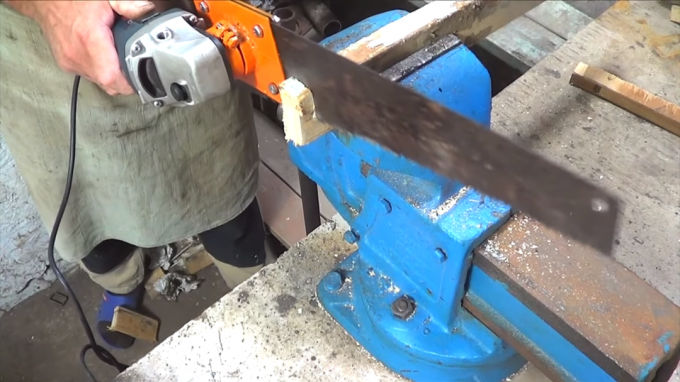 The process of cutting board with the electric saw grinder made of their hands